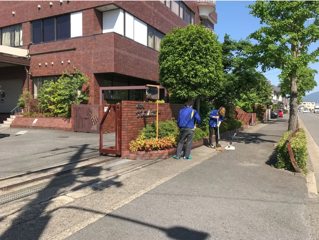 社員による歩道の清掃